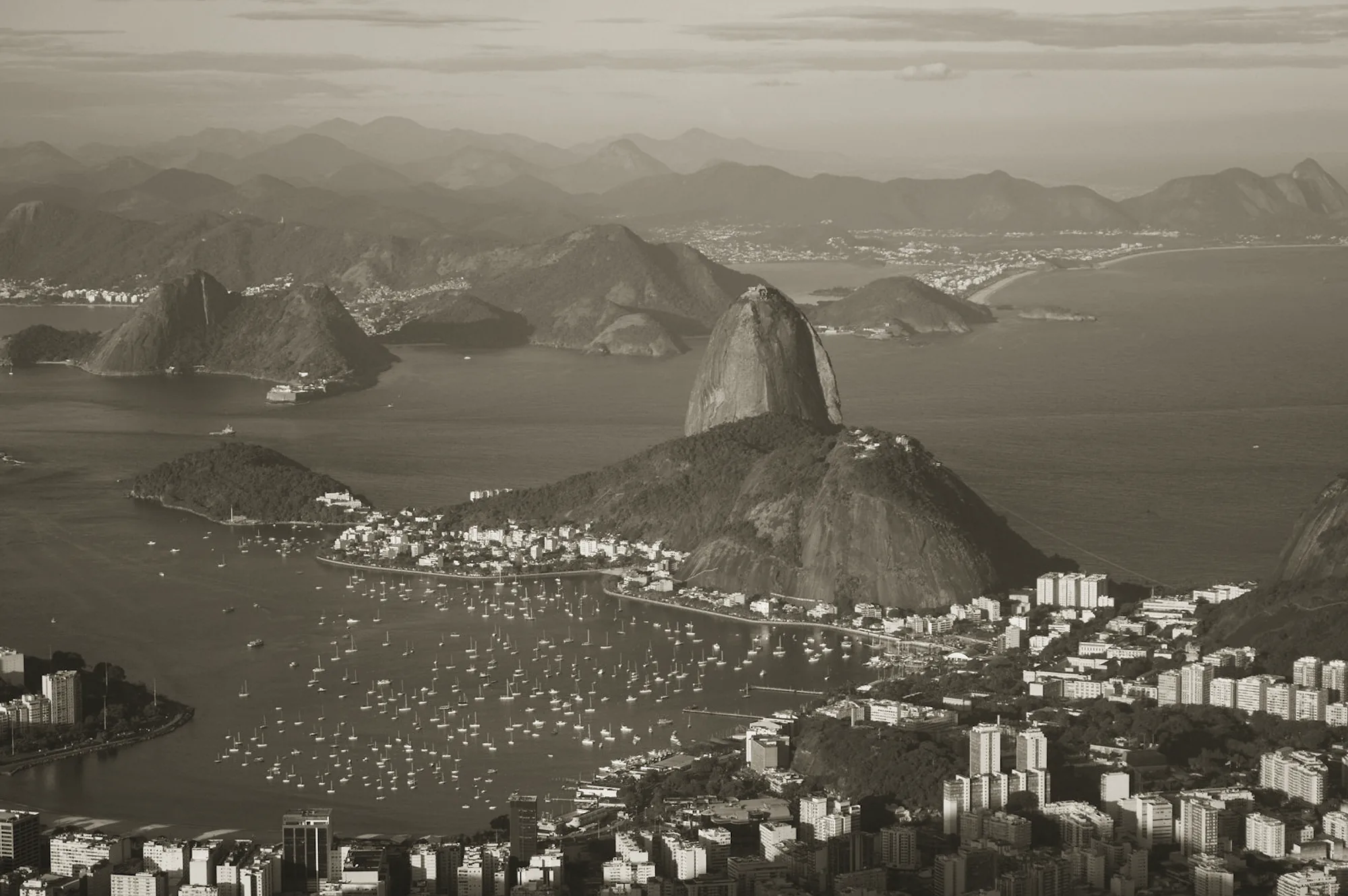 Vue aérienne de la baie de Guanabara avec le Pain de Sucre et l’anse de Botafogo, Rio de Janeiro.